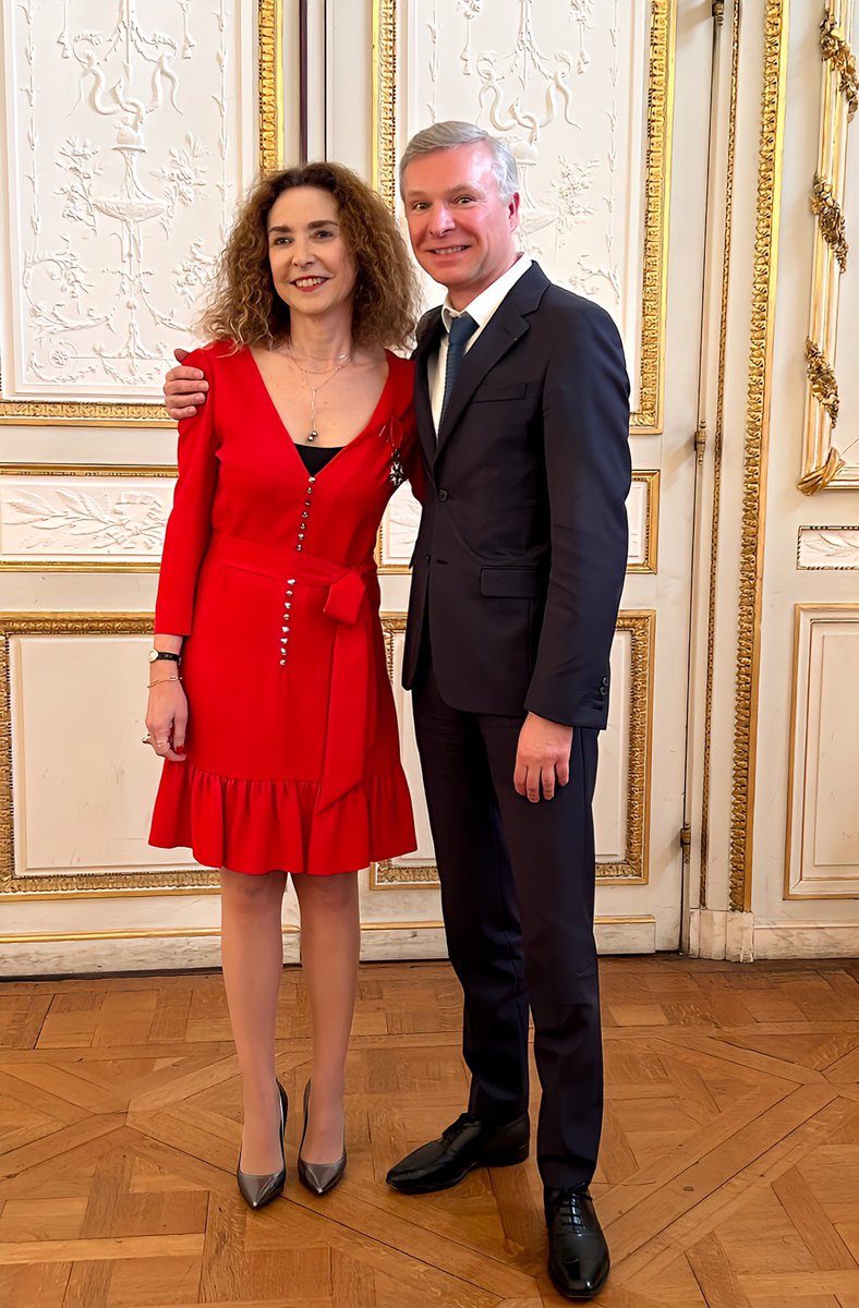 Yann Bubien (@yannbubien) on Twitter photo Ce soir je remets la Légion d’honneur au Pr <a href="/CecileBebear/">Cecile Bebear</a> Cheffe de service de bactériologie et directrice du Centre national de référence des IST bactériennes au <a href="/CHUBordeaux/">CHU de Bordeaux</a> 🎖️<a href="/PierreHurmic/">Pierre HURMIC</a> <a href="/AgnesGeorges/">Georges Agnes</a> <a href="/charles_cazanav/">Charles.Cazanave</a> <a href="/Alexis_Thomas_h/">Alexis THOMAS</a> @GrenierNicolas7 @mtunondelara Ce soir je remets la Légion d’honneur au Pr <a href="/CecileBebear/">Cecile Bebear</a> Cheffe de service de bactériologie et directrice du Centre national de référence des IST bactériennes au <a href="/CHUBordeaux/">CHU de Bordeaux</a> 🎖️<a href="/PierreHurmic/">Pierre HURMIC</a> <a href="/AgnesGeorges/">Georges Agnes</a> <a href="/charles_cazanav/">Charles.Cazanave</a> <a href="/Alexis_Thomas_h/">Alexis THOMAS</a> @GrenierNicolas7 @mtunondelara