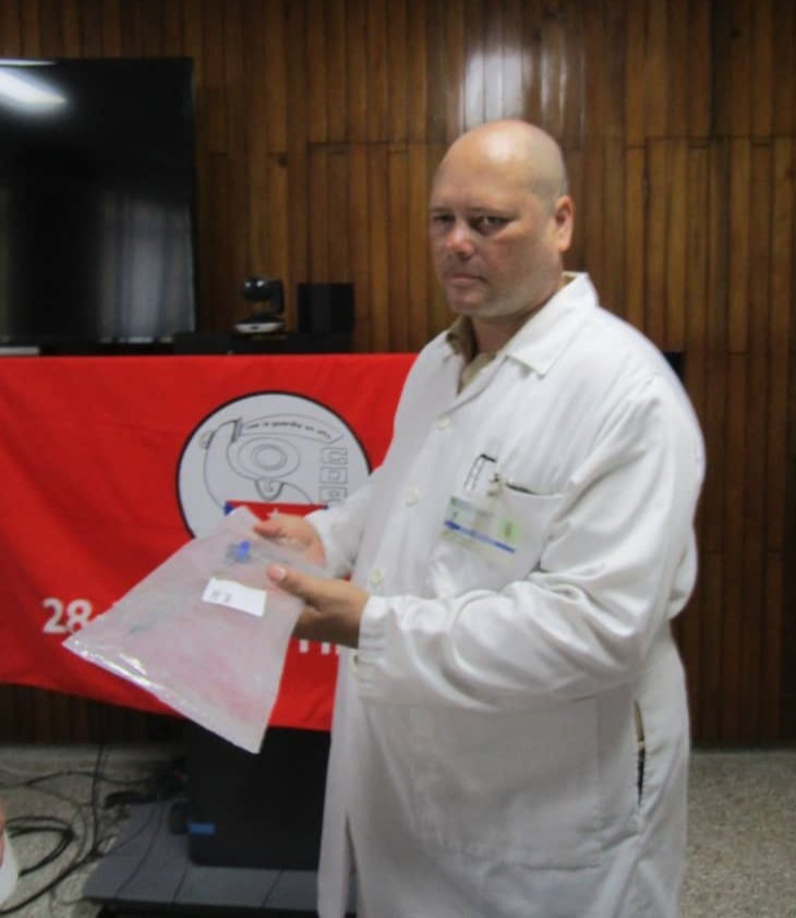 Entregamos al Hospital Ameijeiras una presilladora laparoscópica de titanio, para operaciones de mínimo acceso, donada a través de los #CDRCuba por el Instituto de Relaciones Culturales Mexicano-Cubanas "Flores Magon-Mella", de Veracruz, México.  #Cuba #GenteQueSuma #CubaEnPaz