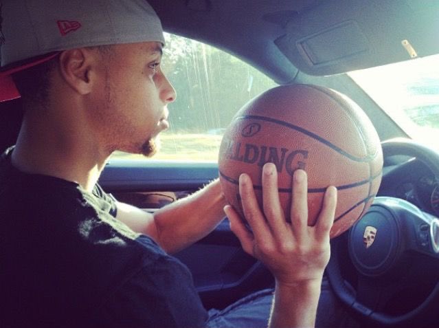 BlondedDynasty's tweet photo. Rare pictures of Steph Curry that you probably haven’t seen before!
(a thread 🧵) https://t.co/4yTvp8q8Gk