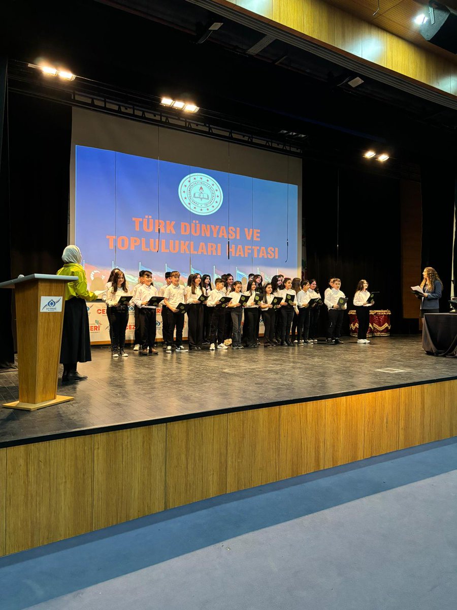 Türk Dünyası ve Toplulukları Programında Kaymakamımız Sayın Mahmut KAŞIKÇI, Belediye Başkan Yardımcımız Av. Fatih Sultan Mehmet ÇİÇEK, İlçe Milli Eğitim Müdürümüz Necati TEKBAŞ, ilçe protokolümüz ve öğrencilerimiz ile velilerimizin katılımıyla gerçekleşti.