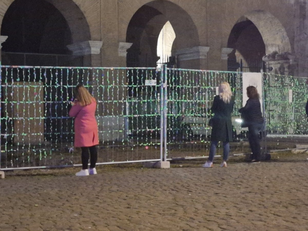 Questo è il turista medio del @ParcoColosseo... Non ha idea di cosa sia il #colosseo ma vuole lasciare solo un stikers ricordo e fare una foto. Lo chiamano turismo di qualità ma al #colosseo nessuno pulisce.. Che vergogna! @Turismoromaweb @Agenzia_Ansa @DilloaNoiRoma @romatoday