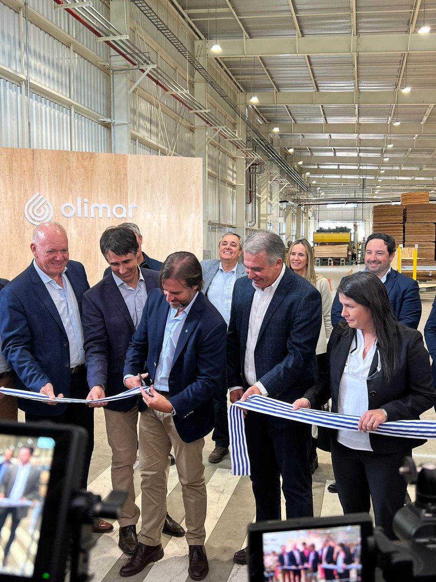 #URUGUAY
Nuestros profesionales, <a href="/lisoardi/">Leonardo Isoardi</a>, Alfredo Poggi, Denise Laport y Cecilia Trujillo, estuvieron presentes en la inauguración de la planta industrial Olimar, desarrollada por el Fideicomiso BDU 4, con EF Asset Management  como fiduciarios y <a href="/AfEmpresa/">empresa_AF</a> como administradores.