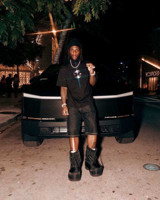 1BENNY7G's tweet image. Burna Boy now has 2 Maybach, 2 Lamborghini, 2 Ferrari and 2 Rolls Royce’s.