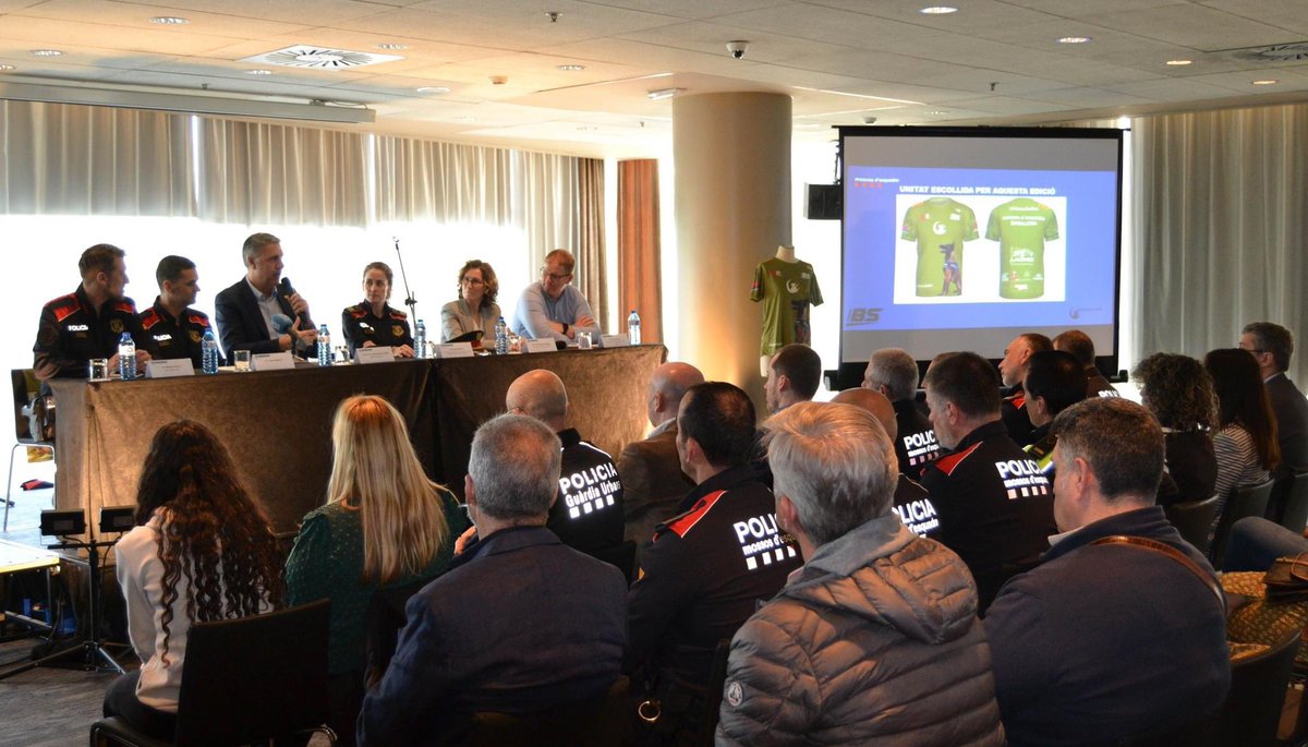 Presentación oficial de la 3a Cursa Mossos Badalona por La Lucha de Abril! Gracias a tod@s por hacerlo posible! 💙🙌🏻🏃🏻‍♂️ Todavía te puedes inscribir: bsevents.cat/inscripcions @AjBadalona @mossos @ClubCeme @CEMEAtletisme @Albiol_XG @SAP_MOSSOS @pereg76 @CastejonToni @UABBarcelona