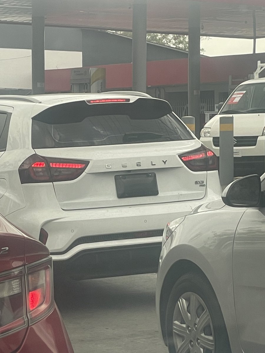 No entiendo cómo alguien puede circular con su placa cubierta, pasar frente a varios policías en la tumba muerto y nadie le dice nada…

Cero autoridad real en este país… las leyes son para los pendejos…