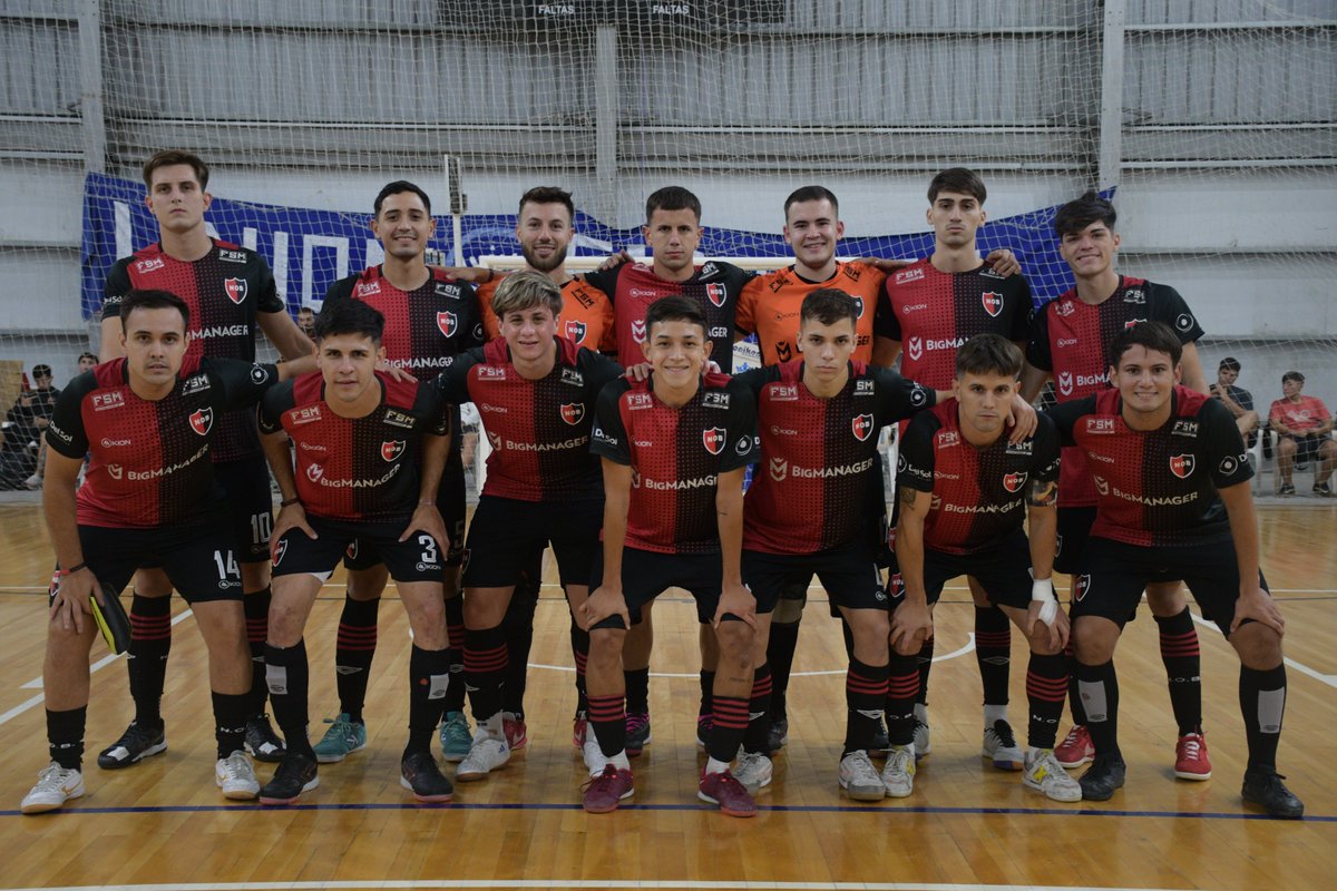 FutsalNewells's tweet photo. Inmejorable debut 🔴⚫️

El Rojinegro goleó 6-2 a USAR en la segunda fecha de la competencia rosarina.

⚽️ Maglier x2, Martínez, Acotto x2, Arpe. 

🗓 Cabe mencionar que la fecha 1 fue reprogramada y se disputará cuando finalice la primera rueda del certamen.

¡Vamos los leprosos! https://t.co/gi90GbTl33