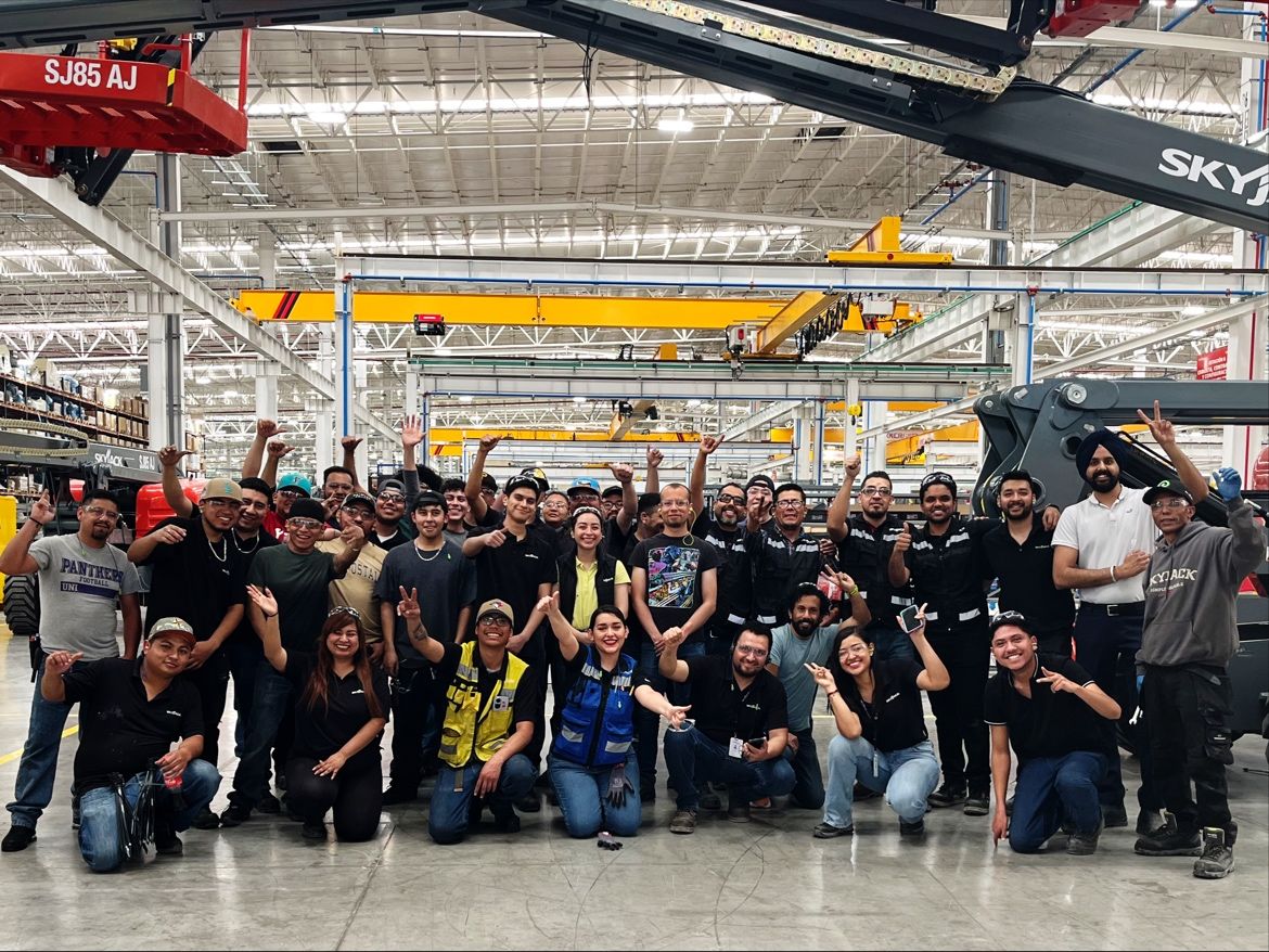 This #FridayPhoto features our employees and the SJ85 AJ in Mexico. These are some of the great employees who make sure our products are #SimplyReliable #Skyjack