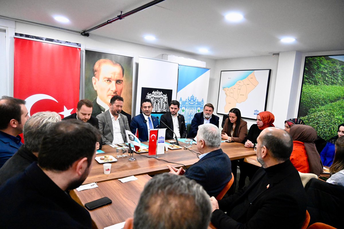 Sinanpaşa Mahallemizde Rizeliler Derneğini ziyaret ederek hemşehrilerimizle ve komşularımızla bir araya geldim. 

Beşiktaş'ta gerçekleştirdiğimiz çalışmaları ve yeni projelerimizi konuştuk. İş birliği ve komşularımızın desteğiyle çalışmaya devam edeceğiz. #NeMutluBeşiktaşVar