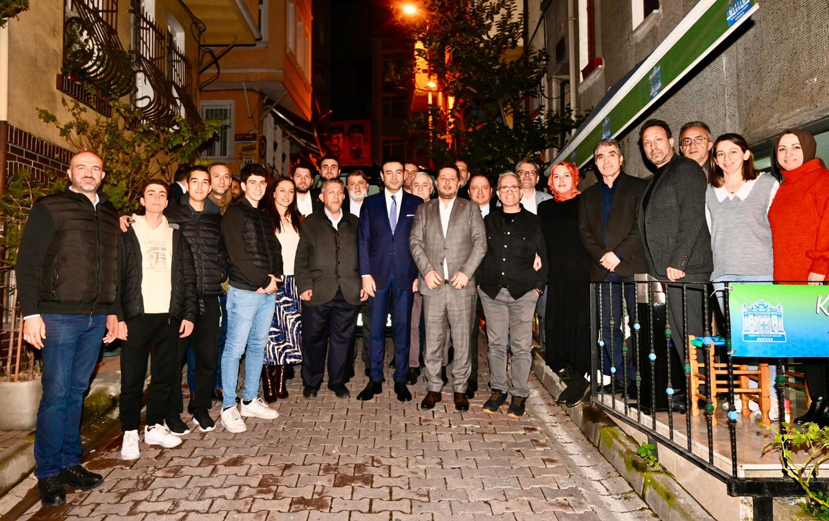 RizaAkpolat's tweet photo. Sinanpaşa Mahallemizde Rizeliler Derneğini ziyaret ederek hemşehrilerimizle ve komşularımızla bir araya geldim. 

Beşiktaş'ta gerçekleştirdiğimiz çalışmaları ve yeni projelerimizi konuştuk. İş birliği ve komşularımızın desteğiyle çalışmaya devam edeceğiz. #NeMutluBeşiktaşVar https://t.co/DM4kNsheKK