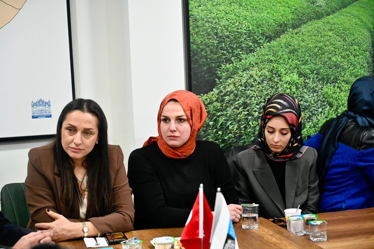 RizaAkpolat's tweet photo. Sinanpaşa Mahallemizde Rizeliler Derneğini ziyaret ederek hemşehrilerimizle ve komşularımızla bir araya geldim. 

Beşiktaş'ta gerçekleştirdiğimiz çalışmaları ve yeni projelerimizi konuştuk. İş birliği ve komşularımızın desteğiyle çalışmaya devam edeceğiz. #NeMutluBeşiktaşVar https://t.co/DM4kNsheKK