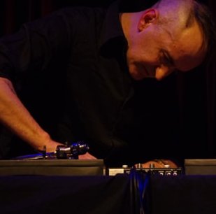 Expanding the #parameters of #freemusic w. #LevelCrossing <a href="/circummusic/">CIRCUM-DISC</a> #MatthiasMüller #trombone #SakinaAbdou #sax+ #PeterOrins #drums join w. #JokeLanz (pic:#SOConnor) #turntables 4 tranches of uncommon #creativesounds Review: jazzword.com/reviews/trapez…
#France #Switzerland #improv