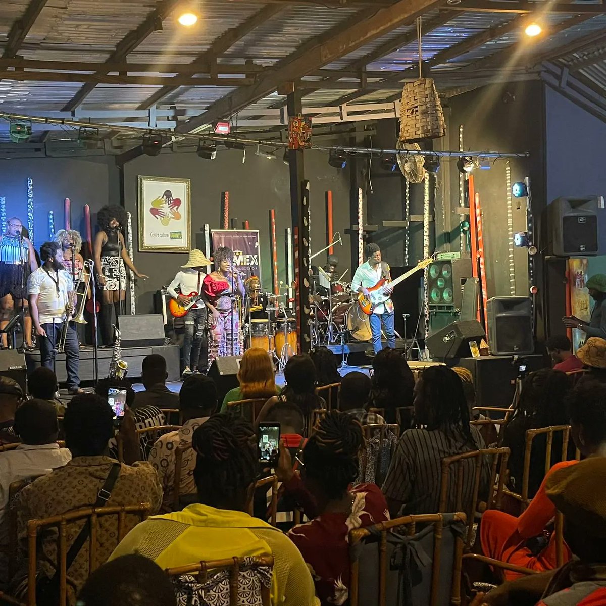 yaoundemusicexp's tweet photo. Esthia 237 sur la scène du Yaounde Music Expo 2024 💜🤍
#YAMEX2024 #YAMEX4 #YaoundeMusicExpo #MarchéMusical #femme #Yaoundé #international #musiquecamerounaise #music https://t.co/m4yzRJRZie