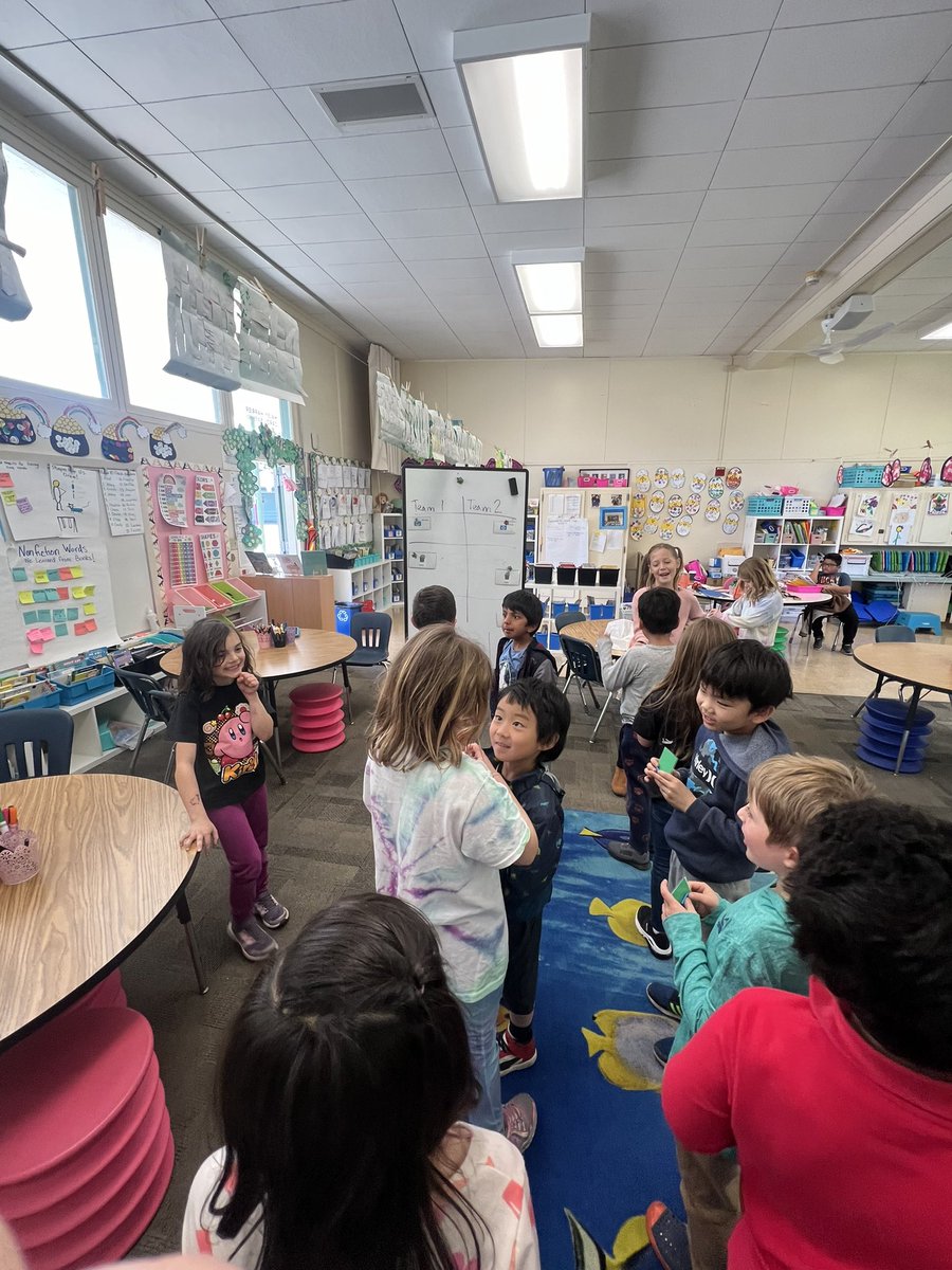 This week 3-5 grade green team leaders came into K-1 classes to play a fun relay game teaching kids what goes in trash, compost, and recycling bins ♻️ 🐝 @PaloAltoUnified @judy_argumedo @MsSylviaSanders