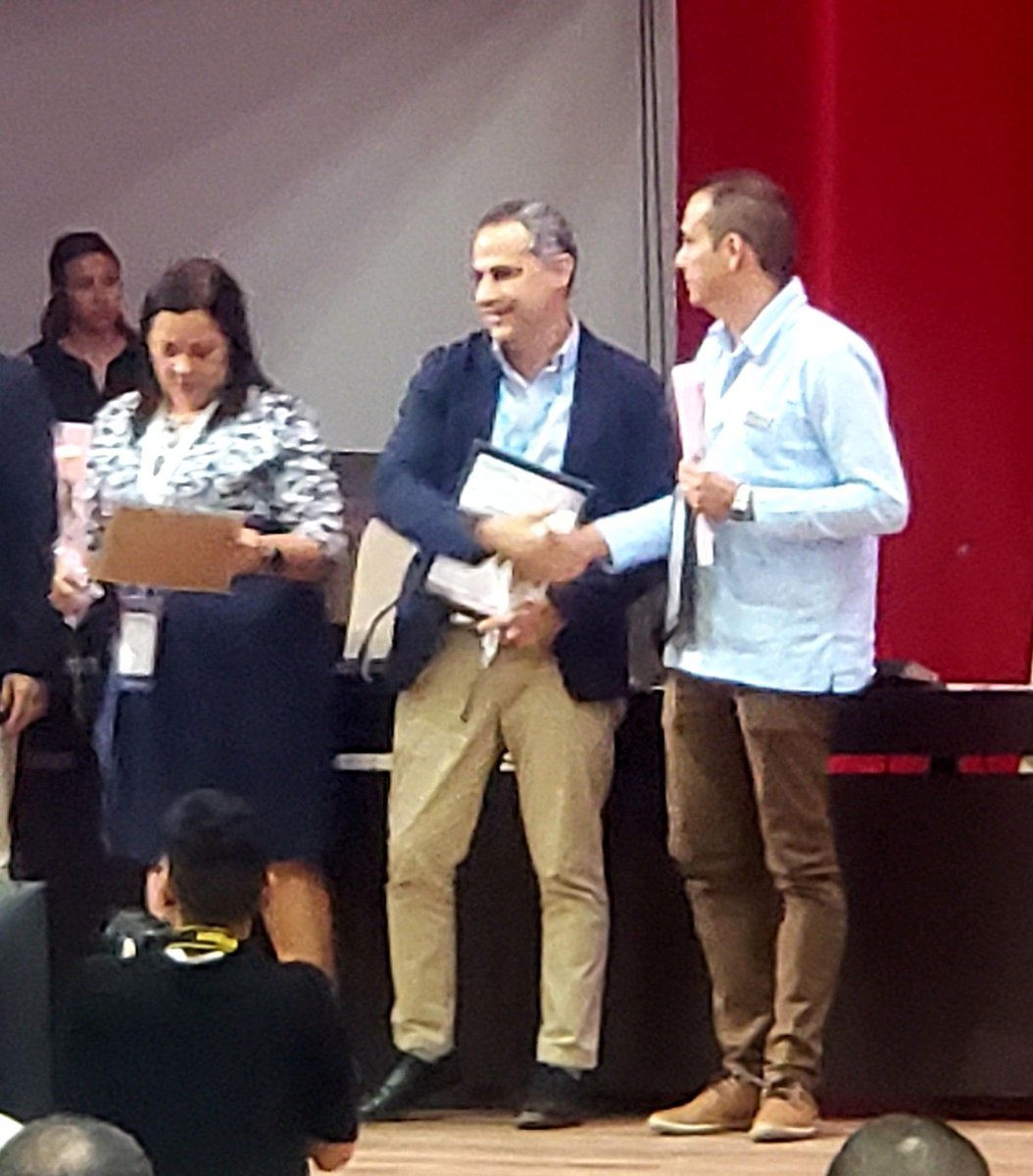 DatysCuba's tweet image. 📣Recibe DATYS reconocimiento por el Comité Organizador de Informática 2024 por su contribución al portal  gobierno, gracias al proveedor de identidad digital desarrollado por la empresa, Miperfil y Miespacio.

#Informatica2024 #datyseninformatica2024 #PorUnaSociedadDigital