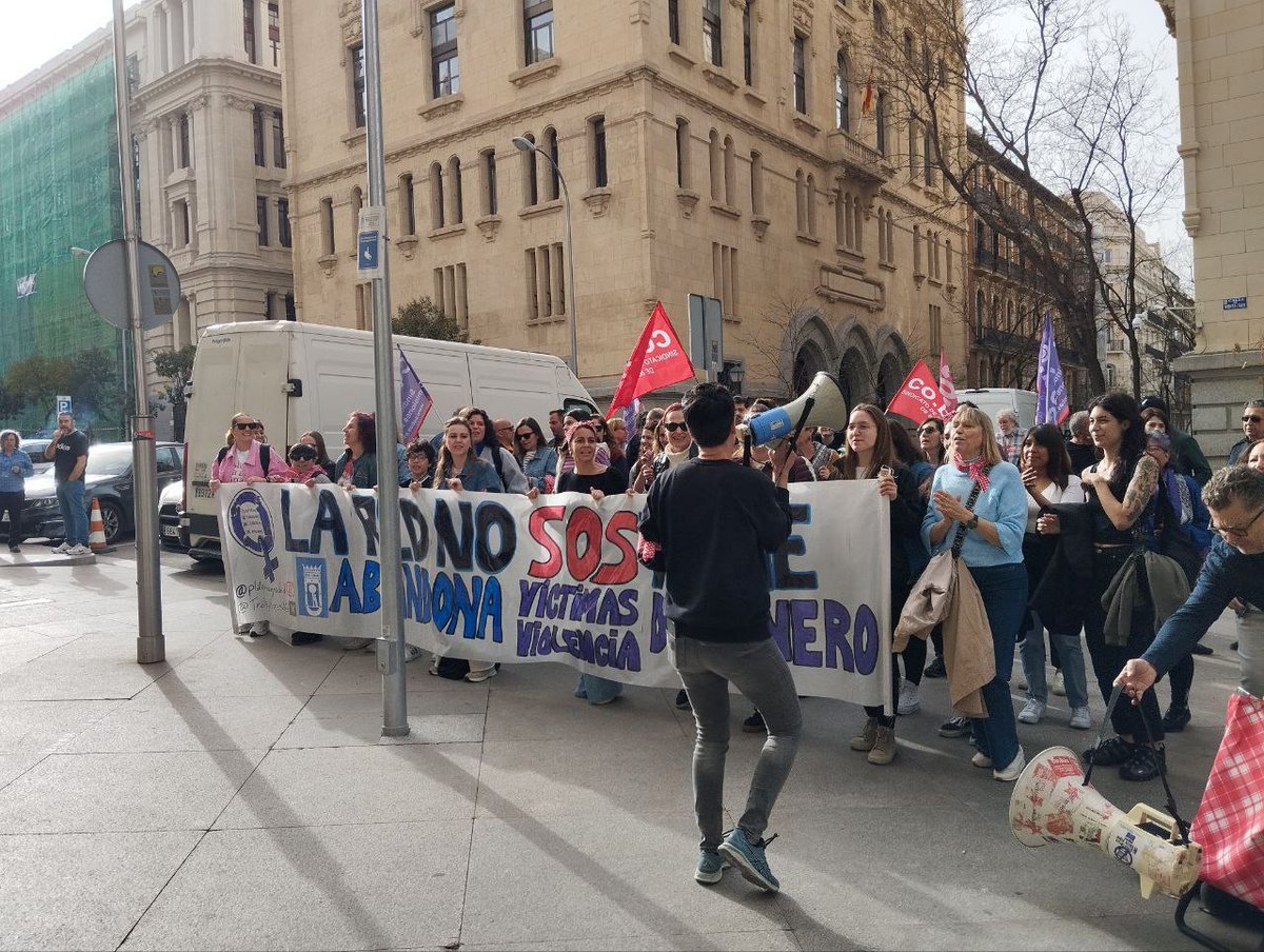pctemadrid's tweet photo. 🔥 Hoy hemos estado junto a las @TrabajadorasVG frente al Ayuntamiento de Madrid. Las políticas del gobierno de @AlmeidaPP_ ponen en riesgo las vidas de las mujeres víctimas de violencia machista y precarizan las condiciones laborales de la plantilla. https://t.co/q0HdrQHmPr