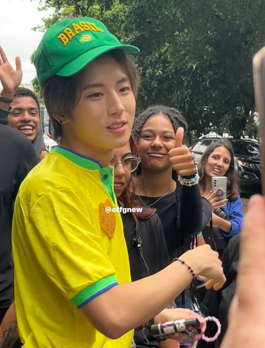 🇧🇷 | 22.03.24 - Geonu com a camisa do projeto e boné do Brasil segurando o Banner desenvolvido pelas fanbases;

Este é o Tweet! 🫶🏽

Cr: <a href="/offgnew/">gio ✩</a> 

#JUSTB #저스트비 <a href="/JUSTB_Official/">JUSTB Official</a> <a href="/JUSTB_twt/">JUSTB_member</a> 
#JUSTBeWithYou_in_SaoPaulo #JustBinBrazil