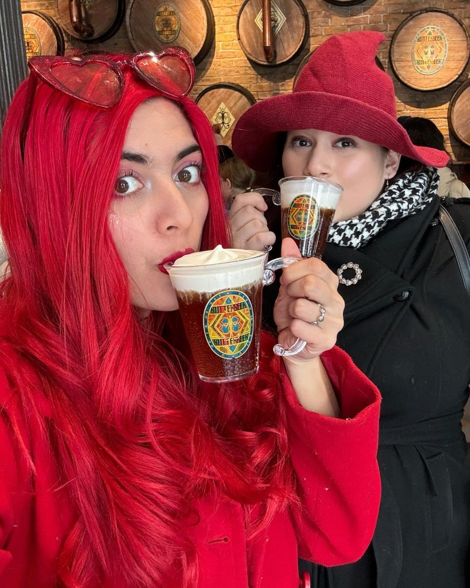 Anyone else RED-y for a sip of Butterbeer? Tag a friend that'd you'd love to share a glass with ❤️ 📸: shaunapuff