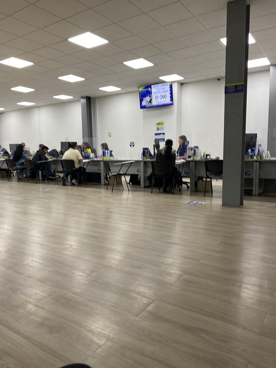 leiibor's tweet photo. @FNAahorro  sus asesores de la calle 12 son terribles, nos tienen un coordinador que valide lo que hacen, llaman turnos repetidos más de 3 veces para perder tiempo, ¿miden la productividad de esta gente? 
Llevo 3 horas esperando y esto está vacío, solo porque no quieren trabajar https://t.co/j0c5raAt67