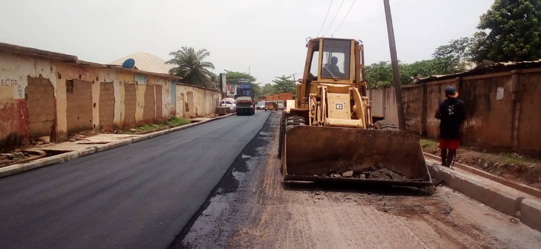 DanNwomeh's tweet photo. Enugu is now a huge construction site.
A resident of Trans Ekulu sent me these images of asphalt laying on Dhamija - GRA road, today. https://t.co/tcEgYPypo2
