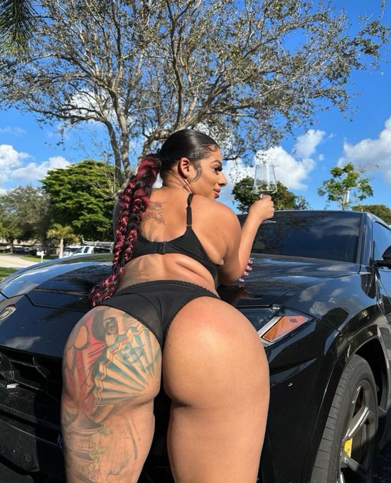 Me or the car?🥰 https://t.co/Rr0v8DaVk3