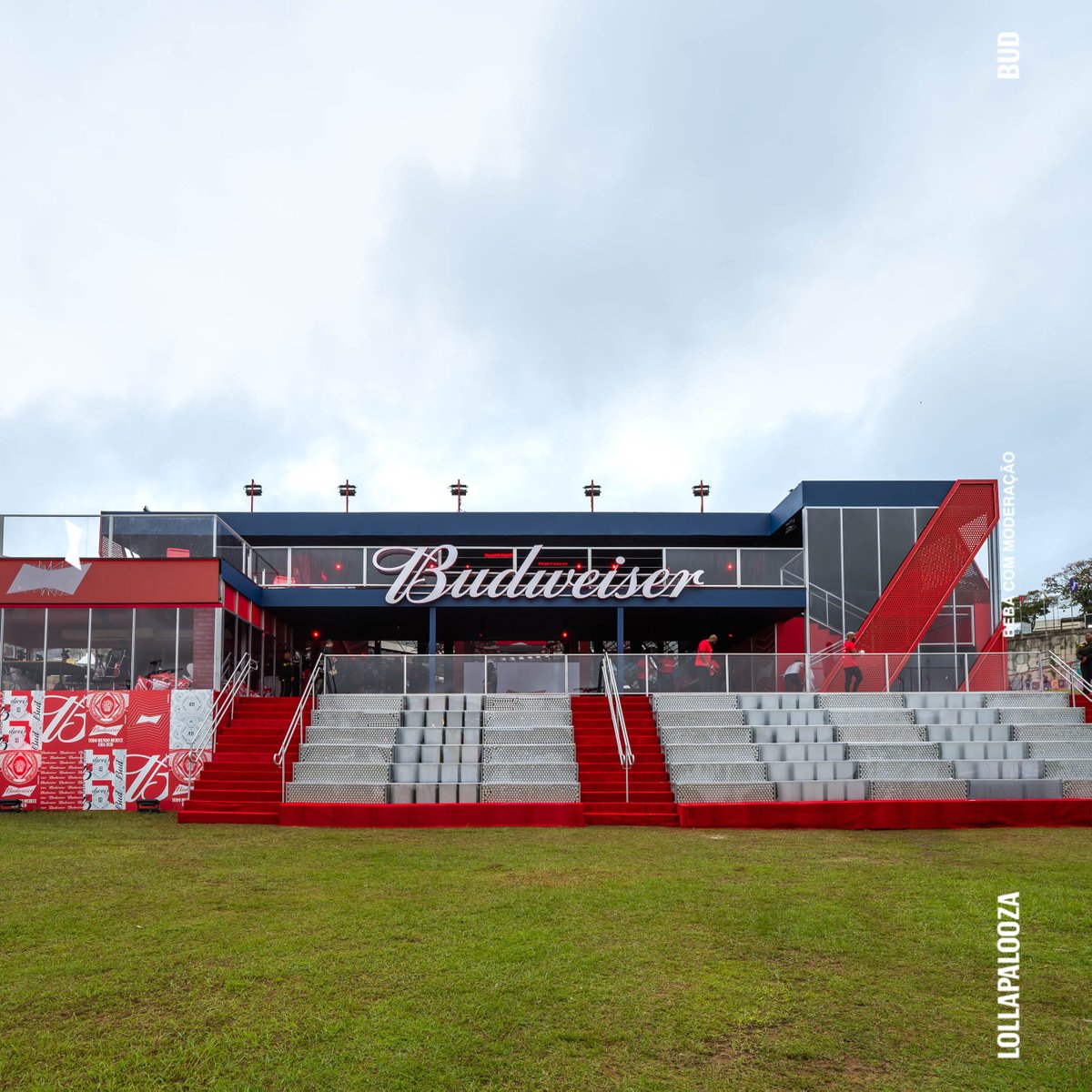 Mais de 5️⃣ anos como patrocinadora oficial do @LollapaloozaBR e #Budweiser comemora como? Marcando presença em mais um festival e pronta para curtir esse primeiro dia. De artistas à fãs, todo mundo merece uma #BudNoLollaBR. 🍻