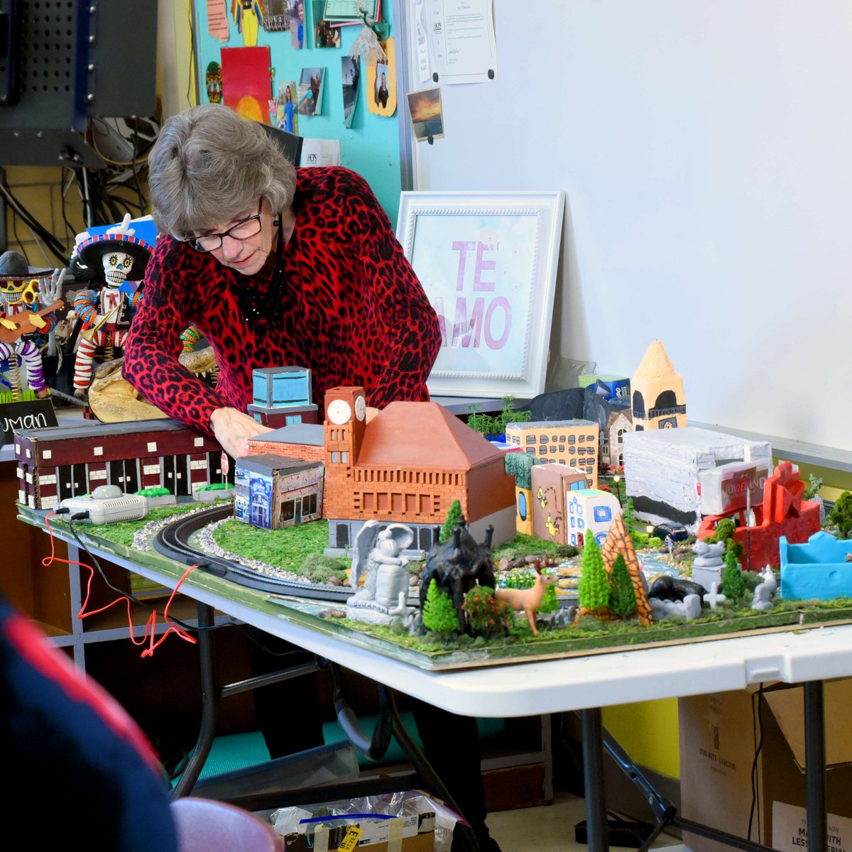 These fifth graders from Lakeside Elementary used their artistic talents to give back to those who need it most 🙌

Along with Short Pump MS, Varina HS and other schools, they helped build this model train set, which will be auctioned off in support of Noah's Children tomorrow!