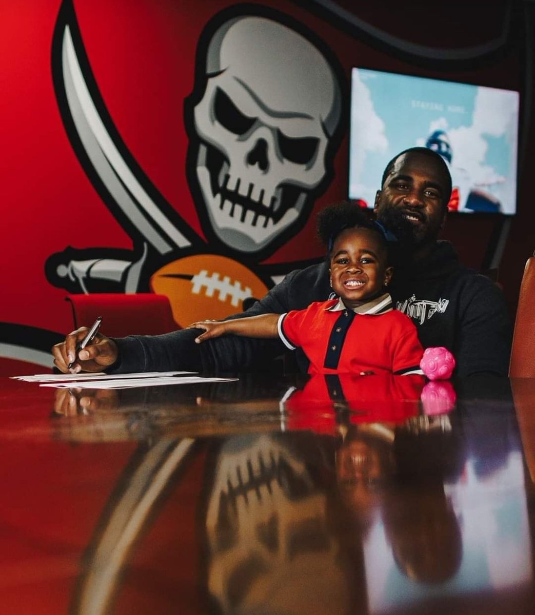 PlankTalk813's tweet photo. I'm Excited To See Him Signing His Contract Today Staying Home Ready For Another Year Let's Go 54 Hall Of Famer For Sure #PlankTalk #BucNation https://t.co/lQRPY19yEL