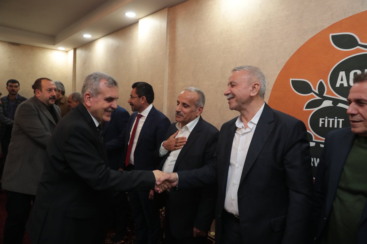 Acem Aşireti Derneği Başkanı Hadi Şeker ve dernek üyeleri ile bir aradayız.

Misafirperverliklerinden dolayı kendilerine teşekkür ediyorum.