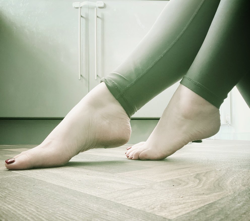 Wow - it’s definitely been a while! 

Feeling a little anxious to be back but ease me back in nicely won’t you? 😉

feet * foot fetish * pedi * ankles * soles