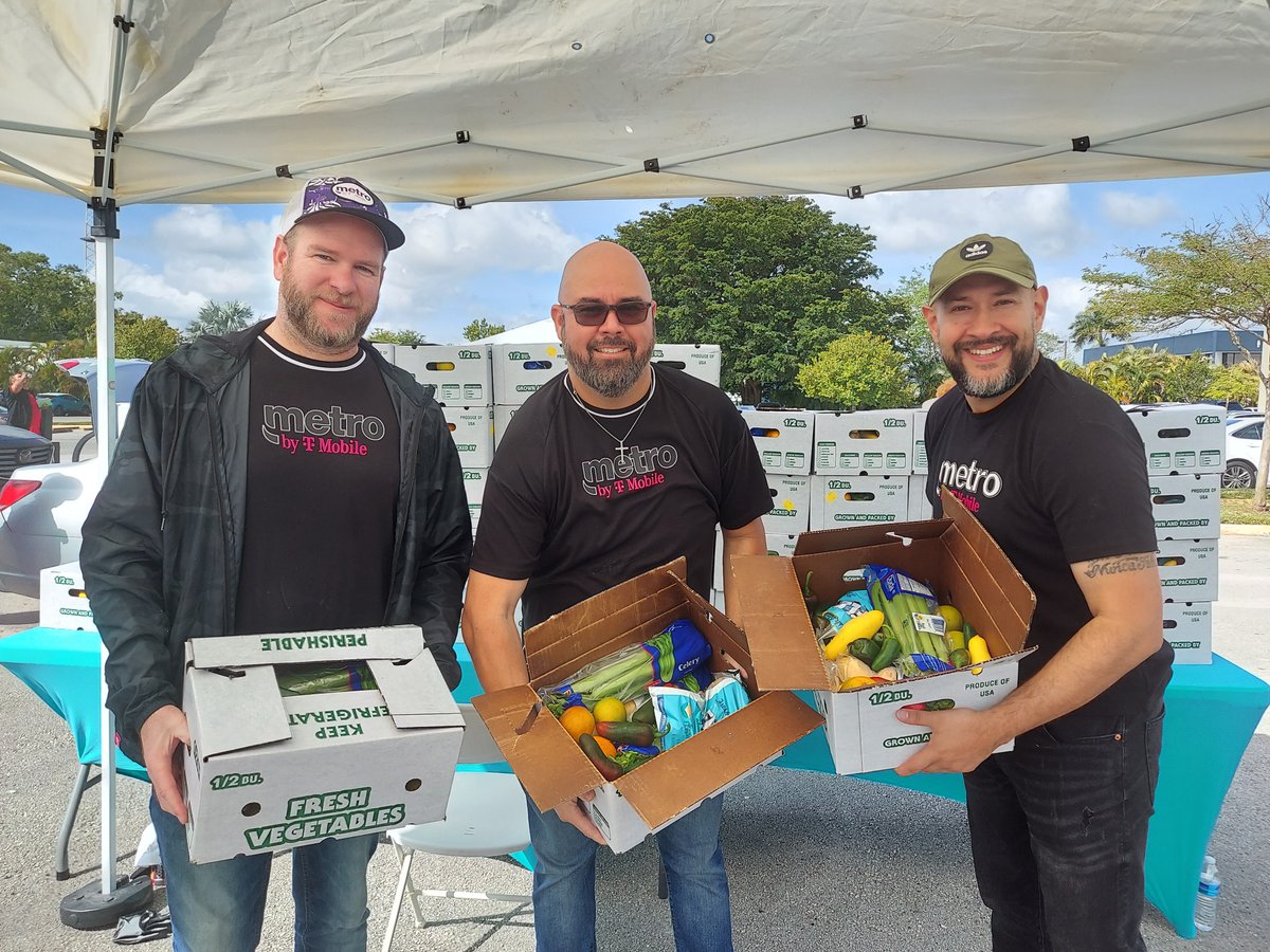 Healthy Met Delicious! We had an amazing opportunity to partner with @Olipop to give over 1,000 boxes of nutritious food and healthy prebiotic Olipop products to communities in need. Thank you to our partner and volunteers in making this food distribution a huge success🙌