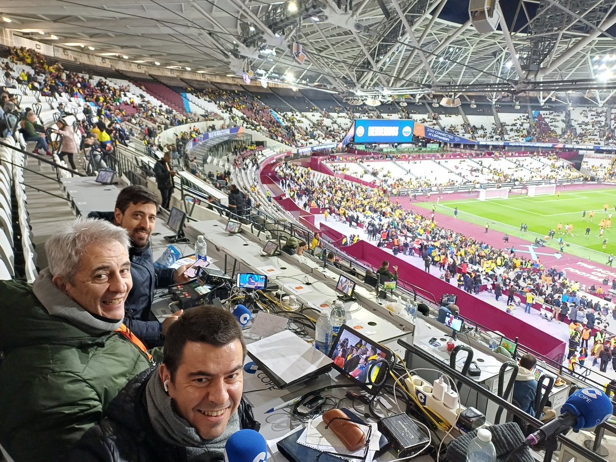 En el Estadio de Londres, para contar el ESPAÑA 🇪🇸 - COLOMBIA🇨🇴 en @tjcope y @partidazocope, con: 🎙@lamacope 🔌@sergiotalavr