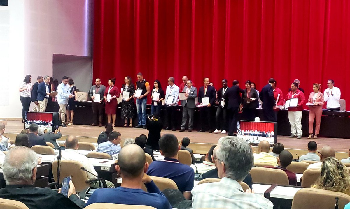 DatysCuba's tweet image. Recibe DATYS 
Premio en la categoría Innovación por la Plataforma de Análisis de Información para el gobierno.

Además, recibe premio el Stand DATYS en la versión libre

#Informatica2024 #porunadigitalizacionsegura #datyseninformatica2024 #PorUnaSociedadDigital