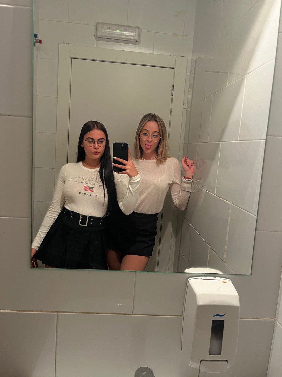 El dúo de la morena y rubia/rubia y morena