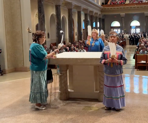 Interesting 'Chrism Mass' in the diocese of Superior, Wisconsin, with 'Bishop' James Patrick Powers - youtube.com/watch?v=cHfzUz… For some reason this took place on Mar. 19, 2024, a week before Holy Week. #catholicchurch #catholicx #catholictwitter #catholic #chrismmass #holyweek