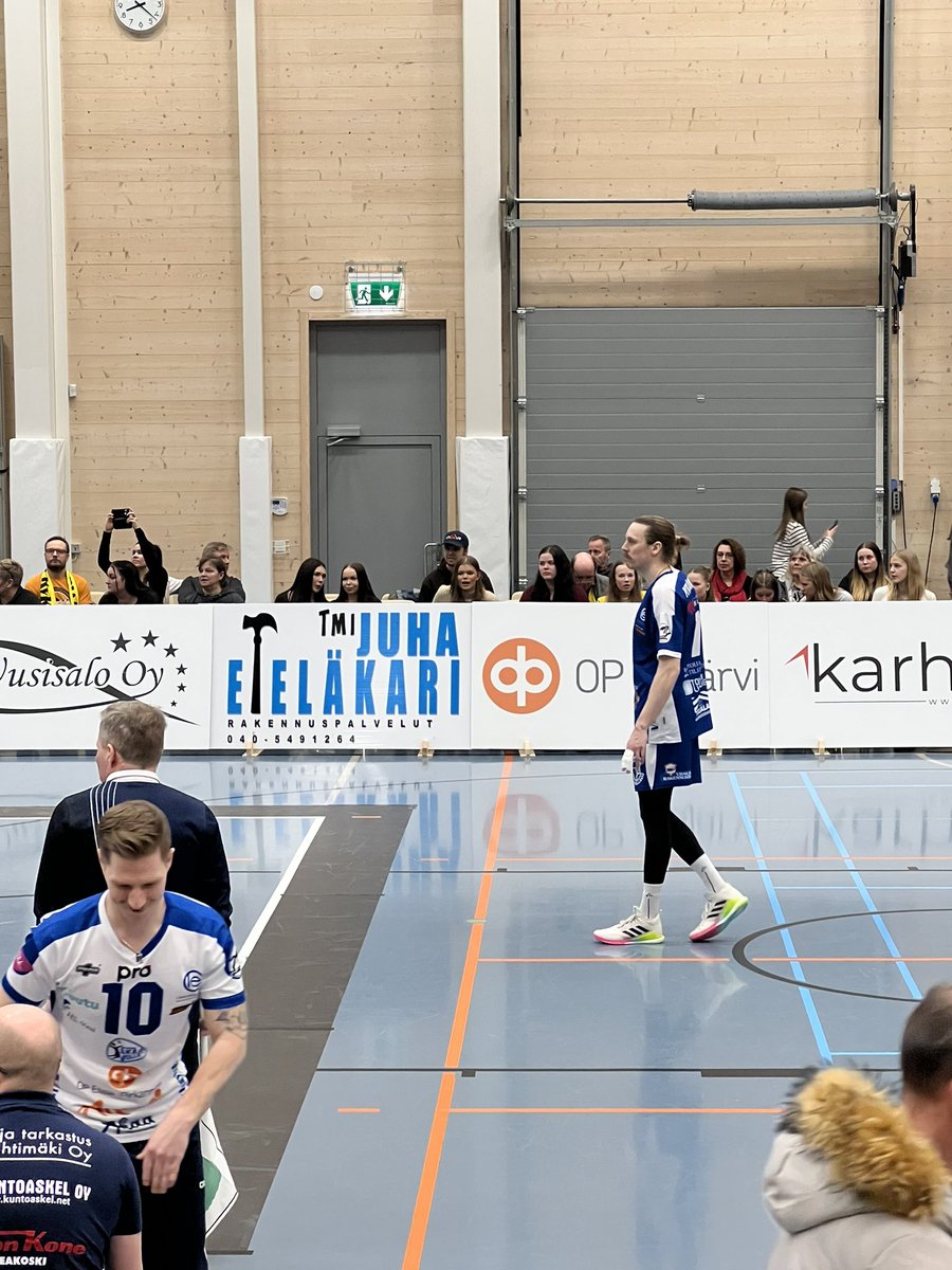 MikaItanen's tweet photo. #AkaaVolley vei Alajärvellä thrillerin Kykyä vastaan ja eteni välieriin. Onnittelut! Vastaan tullee kuusinkertainen mestari #Valepa. 

Kuvassa tänään voittoisan AkaaVolleyn kapteeni, alajärveläislähtöinen @panup94 Pitkänen valmistautumassa syöttövuoroonsa. #mestaruusliiga https://t.co/ooGBX9Tn1j