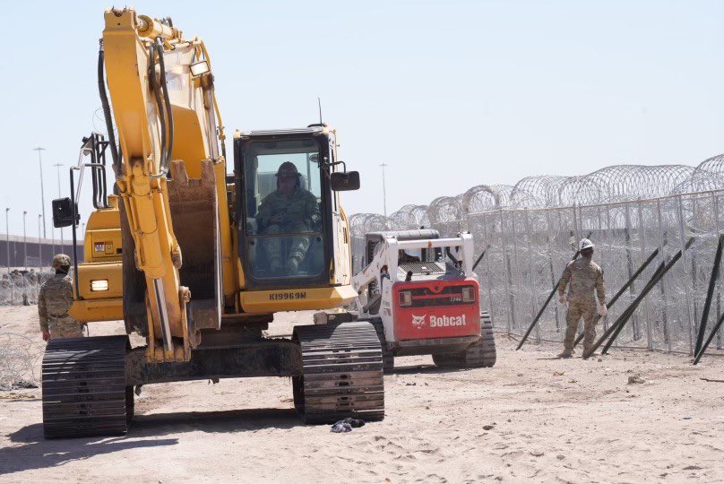 GregAbbott_TX's tweet photo. More razor wire installed and more Texas National Guard soldiers deployed in El Paso today.

We continue to redouble and reinforce our efforts.

Texas will keep taking historic action to protect our state—and our nation—from Biden’s disastrous open border policies. https://t.co/J1JPW6PMVy
