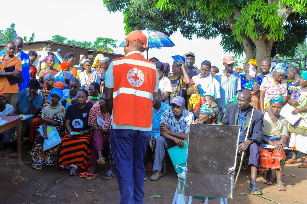 UgandaRedCross's tweet photo. Access Bazibuha - URCS volunteer demonstrating how to use the Jengu kit, ahead of the distribution excercise in Kyangwali refugee settlement today.
#Jengu
Courtesy of @APHRC @IFRC @BritishRedCross
📸 @glorianabirye https://t.co/aQ8QF7kMFl