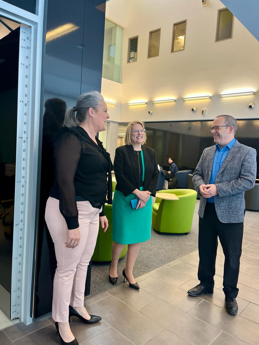 With 30,000 students currently studying nursing at Ontario colleges and universities, the future for Ontario's health care workforce is bright. Thank you to everyone at Georgian College who showed @Andrea_Khanjin, @douglasdowney, and I around your impressive nursing facilities.