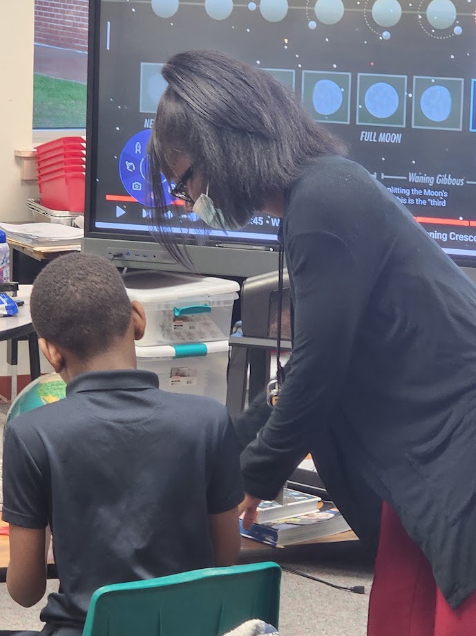 SISDInstTech's tweet image. #InstructionalTechnology integration and #SpringISDBlendedLearning @SalyersElemCubs in Ms. Berry’s 4th Grade Class. Students learn about moon phases using #BenQBoard, Chromebooks and other resources. @SpringISD_Super @SISD_CoA @LatracyHarris @SpringISD.