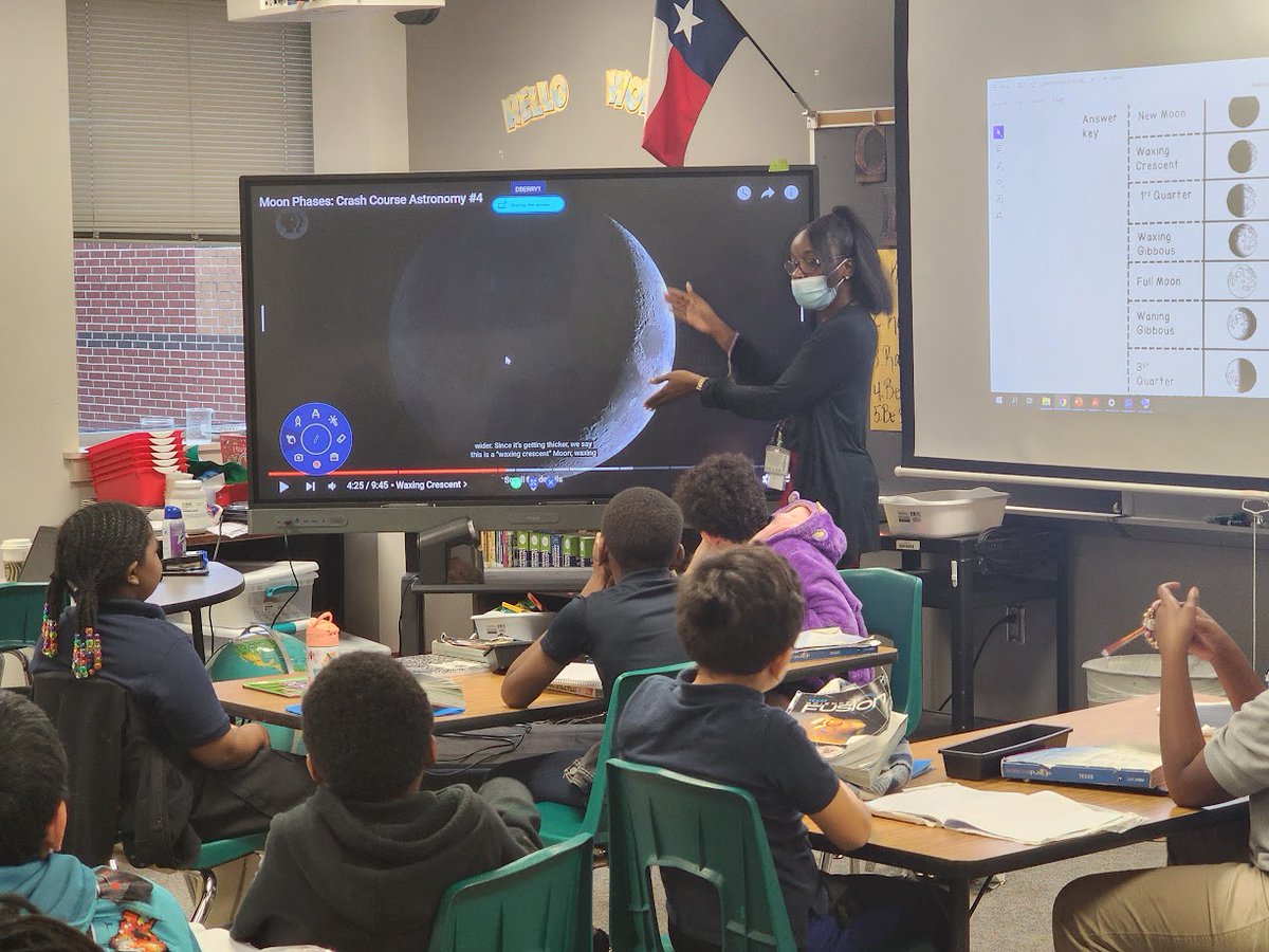 SISDInstTech's tweet image. #InstructionalTechnology integration and #SpringISDBlendedLearning @SalyersElemCubs in Ms. Berry’s 4th Grade Class. Students learn about moon phases using #BenQBoard, Chromebooks and other resources. @SpringISD_Super @SISD_CoA @LatracyHarris @SpringISD.