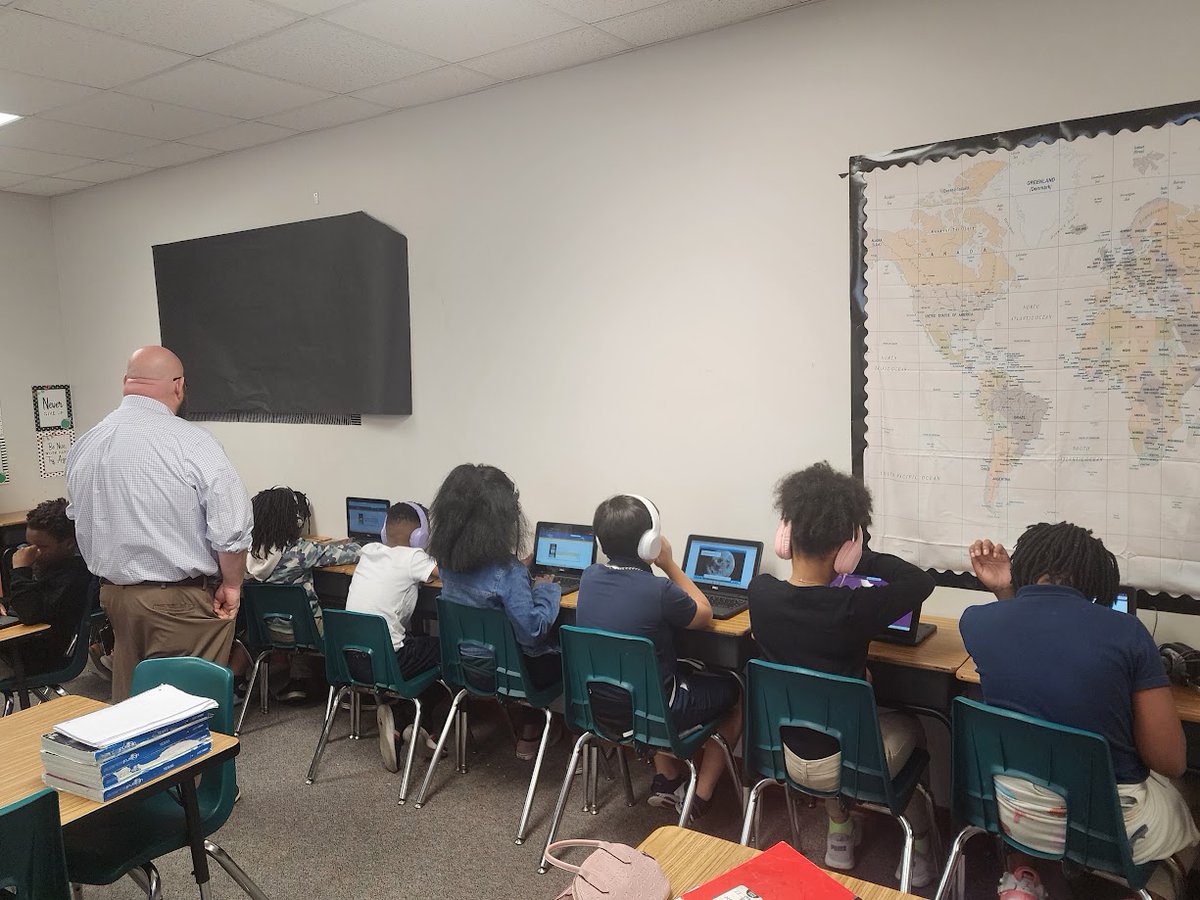 SISDInstTech's tweet image. #InstructionalTechnology integration and #SpringISDBlendedLearning @SalyersElemCubs in Ms. Berry’s 4th Grade Class. Students learn about moon phases using #BenQBoard, Chromebooks and other resources. @SpringISD_Super @SISD_CoA @LatracyHarris @SpringISD.