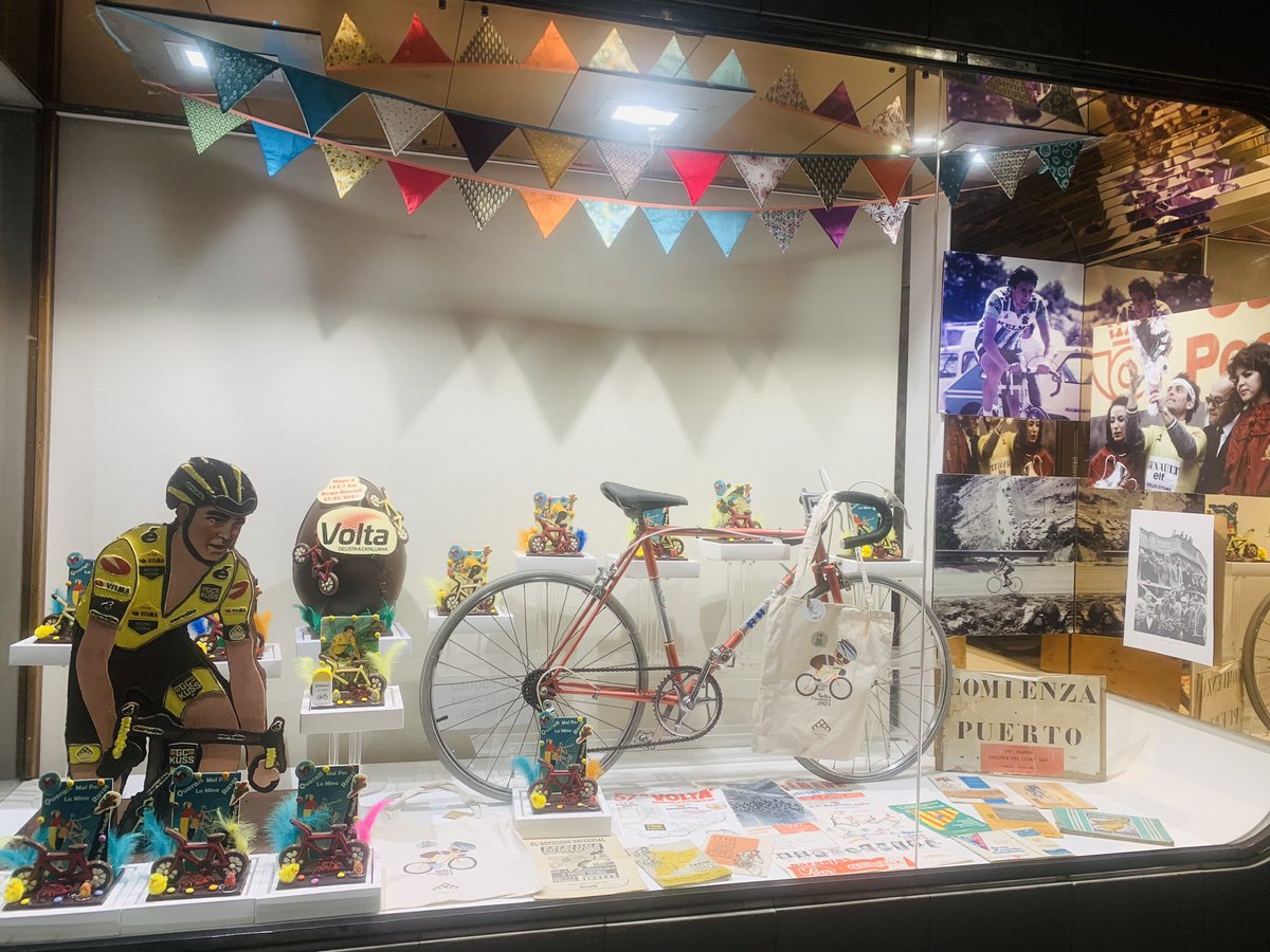 DolceriaP's tweet image. Aparador apunt per rebre la @VoltaCatalunya 
@seppkuss @isaacvilalta @pedrodelgadoweb 
Que demà sigui una festa! ❤️