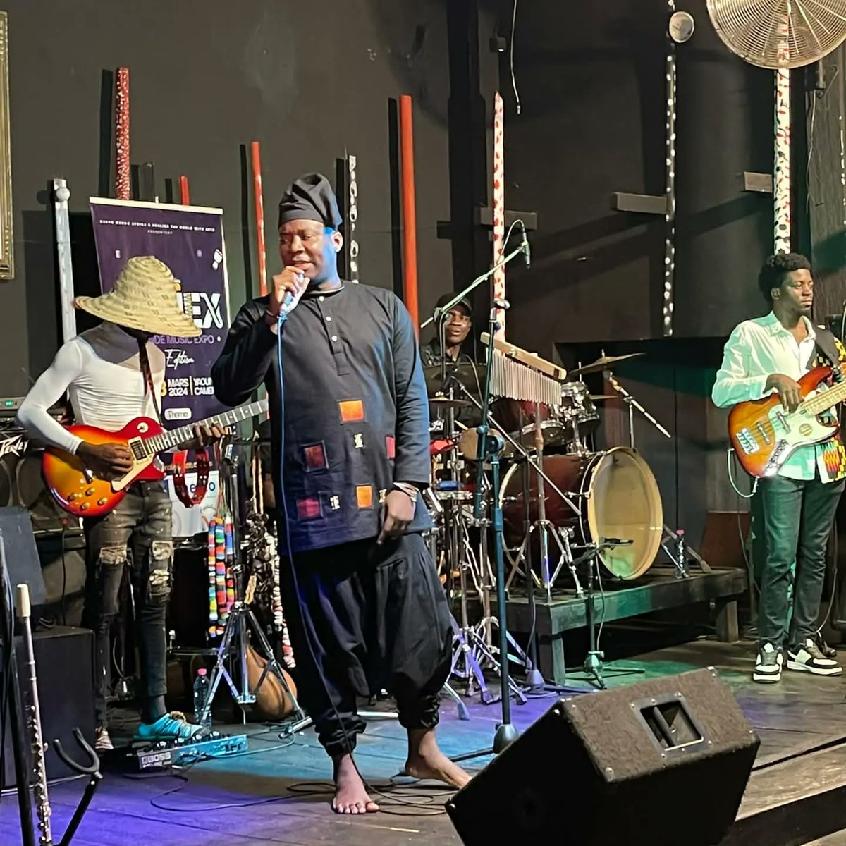 yaoundemusicexp's tweet photo. Avec une plume acérée et une voix chargée d'âme, Nin'wlou a façonné sur la scène du Yaounde Music Expo 2024 des mots en poésie brute, dépeignant des réalités souvent négligées et des vérités dérangeantes. Chaque syllabe est un coup de marteau .
#YAMEX2024 #YAMEX4 #Unesco https://t.co/9JBFdrrBP7