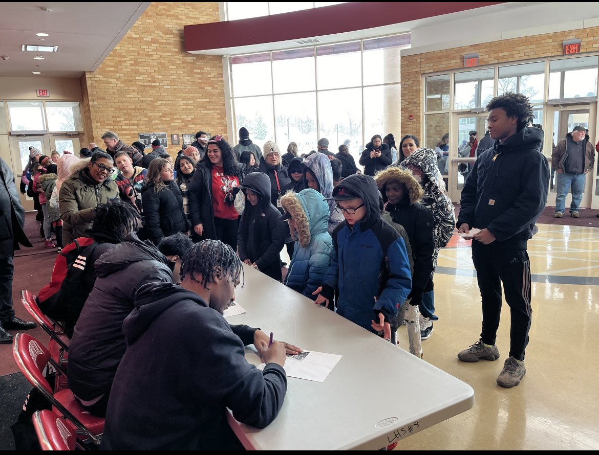 Champions Autograph Session for the young Van Dyke Public School students after the Victory Parade today ♥️🖤