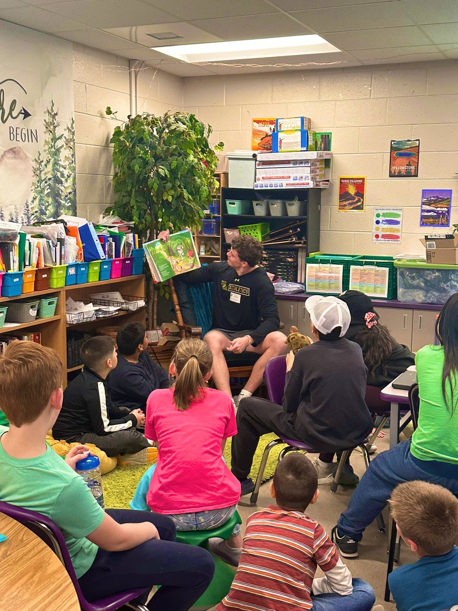 We can’t thank the @williamandmary football players enough for coming out today to read to all grade levels this #ReadAcrossAmerica ✨ our students had such a great time!