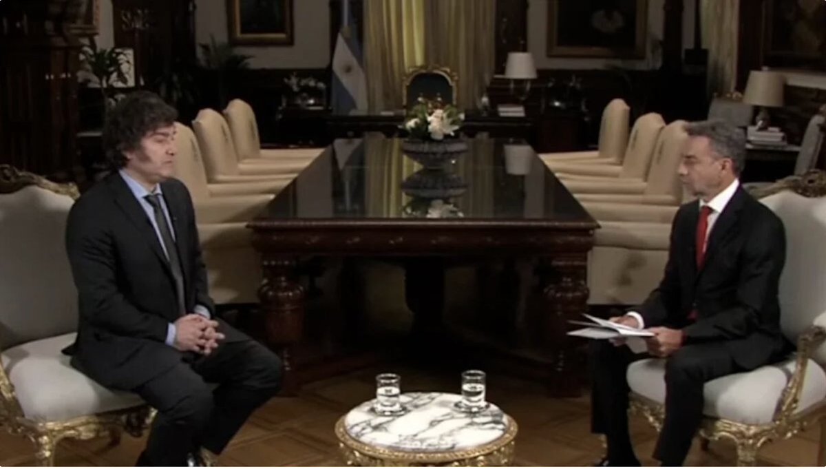 rinconet's tweet photo. -Presidente, ¿qué hay entre usted y Fantino?
-Luis, o sea, es sólo trabajo
#MajulQuestions https://t.co/klVapX3SB1