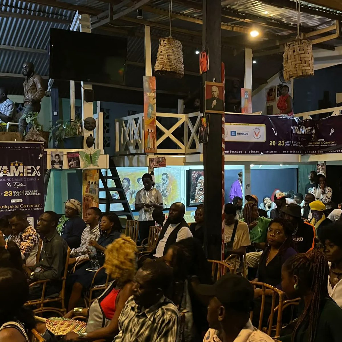 yaoundemusicexp's tweet photo. Taff de Taff Officiel sur la scène du Yaounde Music Expo Au Centre culturel Ubuntu un vrai régal auditif 🔥💜🤍
#YAMEX2024 #YAMEX4 #YaoundeMusicExpo #MarchéMusical #femme #Yaoundé #international #musiquecamerounaise #music https://t.co/tDlSqOATxI
