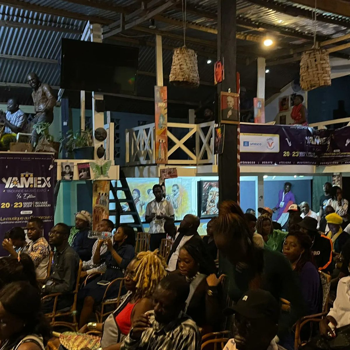 yaoundemusicexp's tweet photo. Taff de Taff Officiel sur la scène du Yaounde Music Expo Au Centre culturel Ubuntu un vrai régal auditif 🔥💜🤍
#YAMEX2024 #YAMEX4 #YaoundeMusicExpo #MarchéMusical #femme #Yaoundé #international #musiquecamerounaise #music https://t.co/tDlSqOATxI