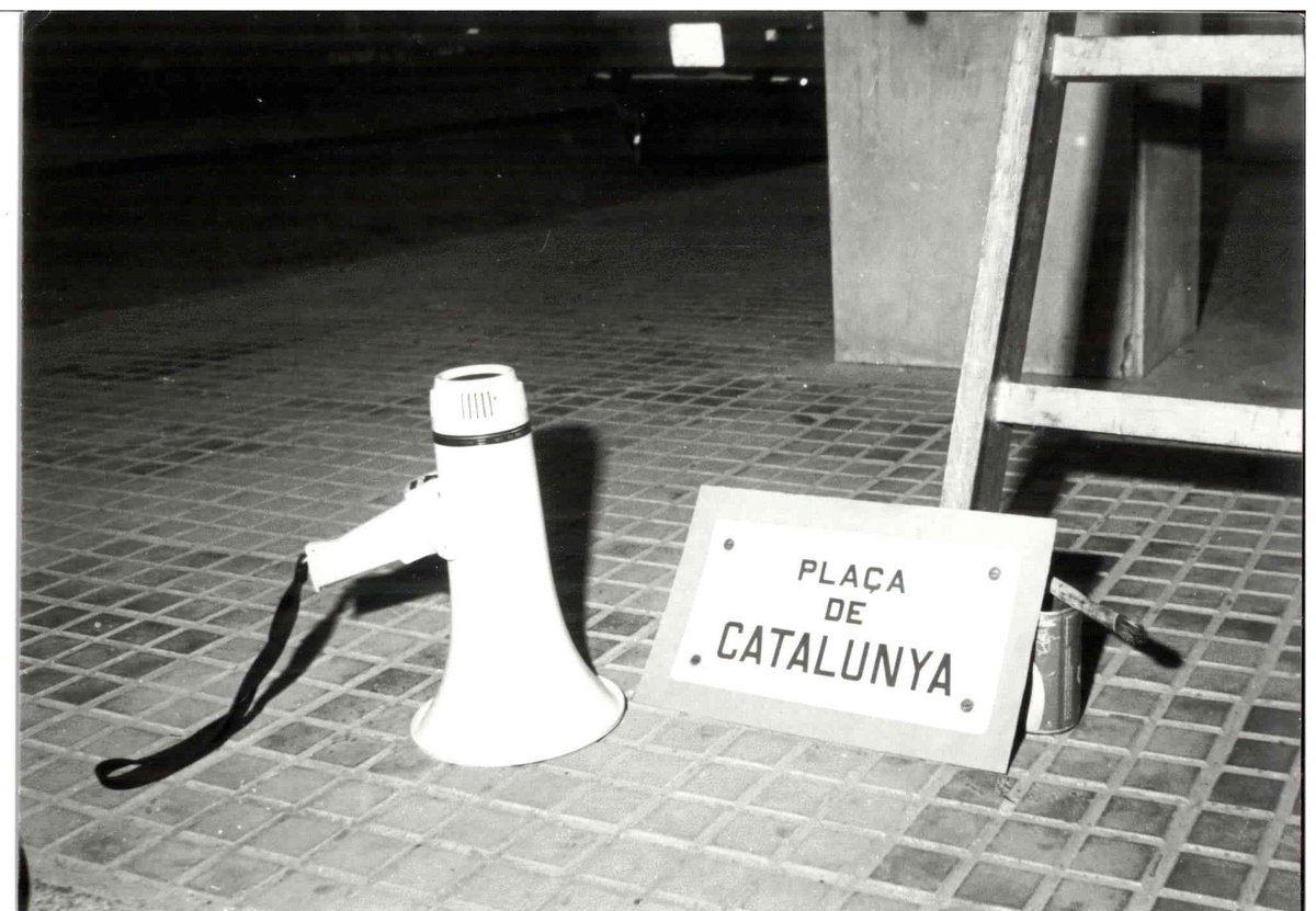 Llibertatcat's tweet photo. #ElfilRoig
11 set 1979 acte organitzat pel BEAN, FNC, BCT i independents de col·locació d'un cartell de "plaça de Catalunya" sobre la placa de la "plaça de l'Ejército." https://t.co/hUd6F2gHvN