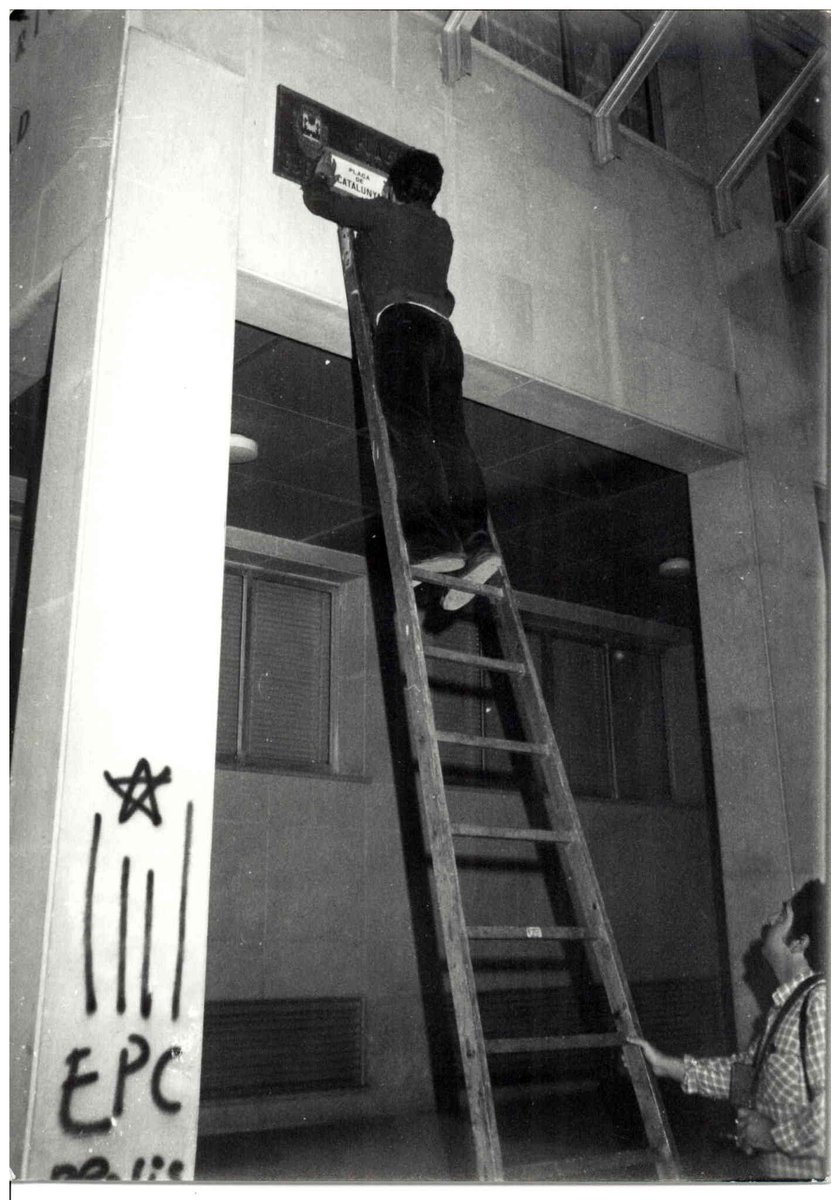 Llibertatcat's tweet photo. #ElfilRoig
11 set 1979 acte organitzat pel BEAN, FNC, BCT i independents de col·locació d'un cartell de "plaça de Catalunya" sobre la placa de la "plaça de l'Ejército." https://t.co/hUd6F2gHvN